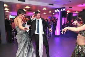 Audiovisuele ondersteuning in trouwzalen. Goed geluid is essentieel in een trouwzaal. Alle gasten willen de ceremonie uiteraard goed kunnen volgen.Van belang is dan ook een goede spraakverstaanbaarheid in de gehele ruimte – een gebied waarin Van Schoonhoven International gespecialiseerd is. Daarnaast is er steeds vaker sprake van visuele ondersteuning bij ceremonies. Hiervoor wordt veelal projectie of bijvoorbeeld Plasmaschermen of LCD- schermen toegepast. Van Schoonhoven International beschikt over ervaren audio technici die zorgen voor de op- en afbouw en, als u dat wenst, ook voor de bediening van de apparatuur tijdens de dag zelf. . Voor meer informatie en reserveringen kunt u contact opnemen met, Van Schoonhoven International® | 📞 06-42240935 | ✉ info@vanschoonhovenveenendaal.nl huwelijksfeest