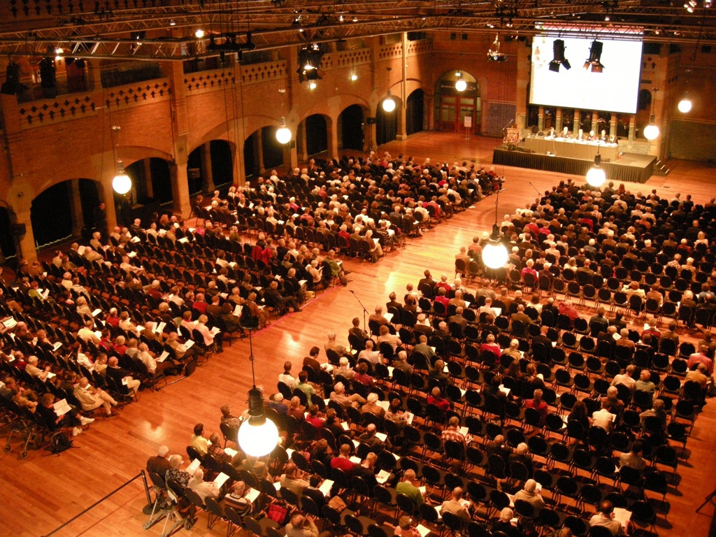 Audiovisuele ondersteuning bij Business Meetings Geluid en licht, beeld, podium zijn zeer bepalend voor het succes van uw zakelijk of feestelijk evenement. De professionals van Van Schoonhoven International verzorgen alle benodigde audiovisuele faciliteiten voor uw Business Meetings. Van Schoonhoven International wordt onder meer ingezet bij: Presentaties Congressen Productintroducties Persconferenties Aandeelhoudersvergaderingen Beursstands Dealers dagen Culturele manifestaties Openingen Feesten Van Schoonhoven International denkt graag in een zo vroeg mogelijk stadium met u mee over de mogelijkheden. Bij de organisatie van een presentatie of evenement komt veel kijken. Dan is het mooi als u het geheel uit handen kunt geven. Wij stellen onze audiovisuele expertise graag beschikbaar om samen met u te bepalen met welke middelen uw boodschap zijn doel bereikt. Met een zeer uitgebreid verhuurassortiment en de samenwerking met andere specialisten op gebied van belichting, zijn wij in staat om een totaaloplossing aan te bieden. Van Schoonhoven International houdt de regie, zodat u altijd slechts één aanspreekpunt heeft. Van Schoonhoven international beschikt over een uitgebreid assortiment aan audiovisuele apparatuur. Omdat de apparatuur tijdens een evenement altijd 100% moet functioneren, werken wij uitsluitend met gerenommeerde A-merken. Van Schoonhoven International beschikt over ervaren audio technici die zorgen voor de op- en afbouw en, als u dat wenst, ook voor de bediening van de apparatuur tijdens de dag zelf. Door hun ervaring hebben zij naast de bediening ook aandacht voor de overige details, hetgeen uw evenement net dat kleine beetje extra geeft. Onze technici passen zich in elke situatie moeiteloos aan en zijn tijdens het evenement zelf ‘onzichtbaar’ aanwezig. Voor meer informatie en reserveringen kunt u contact opnemen met, Van Schoonhoven International® | 📞 06-42240935 | E-mail: info@vanschoonhovenveenendaal.nl meetings