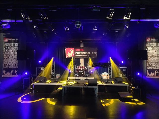 Wilt u een geluidsset huren in bijvoorbeeld Veenendaal, Utrecht, Amsterdam, Amersfoort of een andere regio. Voor een presentatie, seminar, concert, congress, bedrijfscursus, een feestgelegenheid of sportevenement ? Van luidsprekers en microfoons tot versterkers en mixers – Van Schoonhoven International levert alles wat met geluid te maken heeft. Hieronder vindt u een kort overzicht van de apparatuur en oplossingen op het gebied van geluid waarvoor u bij Van Schoonhoven International terecht kunt. Luidsprekers Luidsprekersets Microfoons en Draadloos systemen Versterkers Mengtafels Randapparatuur Audio accessoires Bekabeling Opnameapparatuur DJ Apparatuur Presentatie Beamers Voorzieningen voor slechthorenden Optimaal resultaat. De grootte van de zaal en het publiek, de akoestiek van de ruimte, de bron van het geluid dat versterkt moet worden (is het gesproken woord of bijvoorbeeld muziek) er zijn vele factoren die een rol spelen bij de keuze van de apparatuur. Onze adviseurs kunnen u uitgebreid informeren over de apparatuur die in uw situatie het meest optimale resultaat geeft. Specialist in spraakverstaanbaarheid. Van Schoonhoven International is gespecialiseerd in het creëren van een hoge spraakverstaanbaarheid met onze professionele audio systemen. Voor meer informatie en reserveringen kunt u contact opnemen met, Van Schoonhoven International® | 📞 06-42240935 | ✉ info@vanschoonhovenveenendaal.nl