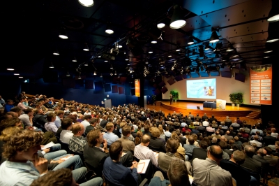 Audiovisuele ondersteuning bij Business Meetings Geluid en licht, beeld, podium zijn zeer bepalend voor het succes van uw zakelijk of feestelijk evenement. De professionals van Van Schoonhoven International verzorgen alle benodigde audiovisuele faciliteiten voor uw Business Meetings. Van Schoonhoven International wordt onder meer ingezet bij: Presentaties Congressen Productintroducties Persconferenties Aandeelhoudersvergaderingen Beursstands Dealers dagen Culturele manifestaties Openingen Feesten Van Schoonhoven International denkt graag in een zo vroeg mogelijk stadium met u mee over de mogelijkheden. Bij de organisatie van een presentatie of evenement komt veel kijken. Dan is het mooi als u het geheel uit handen kunt geven. Wij stellen onze audiovisuele expertise graag beschikbaar om samen met u te bepalen met welke middelen uw boodschap zijn doel bereikt. Met een zeer uitgebreid verhuurassortiment en de samenwerking met andere specialisten op gebied van belichting, zijn wij in staat om een totaaloplossing aan te bieden. Van Schoonhoven International houdt de regie, zodat u altijd slechts één aanspreekpunt heeft. Van Schoonhoven international beschikt over een uitgebreid assortiment aan audiovisuele apparatuur. Omdat de apparatuur tijdens een evenement altijd 100% moet functioneren, werken wij uitsluitend met gerenommeerde A-merken. Van Schoonhoven International beschikt over ervaren audio technici die zorgen voor de op- en afbouw en, als u dat wenst, ook voor de bediening van de apparatuur tijdens de dag zelf. Door hun ervaring hebben zij naast de bediening ook aandacht voor de overige details, hetgeen uw evenement net dat kleine beetje extra geeft. Onze technici passen zich in elke situatie moeiteloos aan en zijn tijdens het evenement zelf ‘onzichtbaar’ aanwezig. Voor meer informatie en reserveringen kunt u contact opnemen met, Van Schoonhoven International® | 📞 06-42240935 | E-mail: info@vanschoonhovenveenendaal.nl congress2
