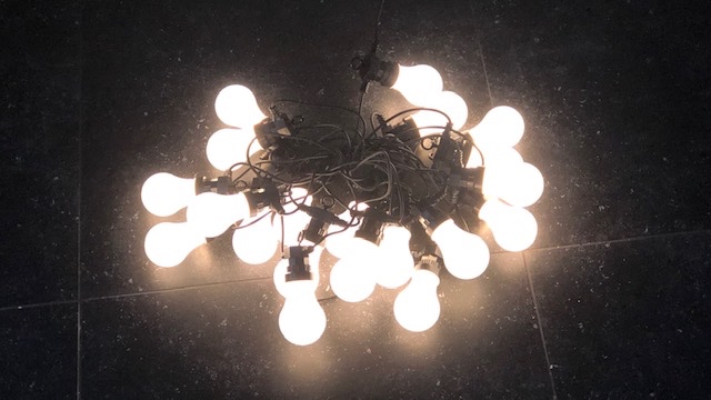 Wilt u een Prikkabel huren bij Van Schoonhoven International ? De Van Schoonhoven International party verlichting / prikkabel is goed afgewerkt en eenvoudig aan te sluiten via het stopcontact, dat maakt ze ideaal in gebruik voor een verjaardag,- tuinfeest,- familiedag,- schoolfeest of bij catering. Party verlichting / prikkabels zijn geschikt voor bijna alle evenementen. Onze Voordelen op een rij: Zowel party verlichting / prikkabel verhuur aan bedrijven en particulieren Eenvoudig aan te sluiten via een stopcontact! Zeer voordelige tarieven Party verlichting / prikkabel verhuur in Veenendaal, Utrecht, Amersfoort en Ede ( Levering in heel Nederland) Huurprijzen per dag Party verlichting 20 grote led lampen +- 13,5 meter (gekleurd):   € 12,50 excl. 21% BTW. Party verlichting 20 grote led lampen +- 13,5 meter (wit):             € 12,50 excl. 21% BTW. Party verlichting 50 kleine led lampen +- 10 meter (gekleurd):     € 10,00 excl. 21% BTW. Party verlichting 50 kleine led lampen +- 10 meter (wit):               € 10,00 excl. 21% BTW. Een extra stroomhaspel van 10 of 25 meter is bij deze prijs inbegrepen! Voor meer informatie en reserveringen kunt u contact opnemen met, Van Schoonhoven International | 📞 06-42240935 | E-mail: info@vanschoonhovenveenendaal.nl