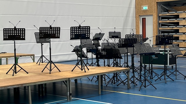 Muziekstandaard verhuur voor koren en orkest.