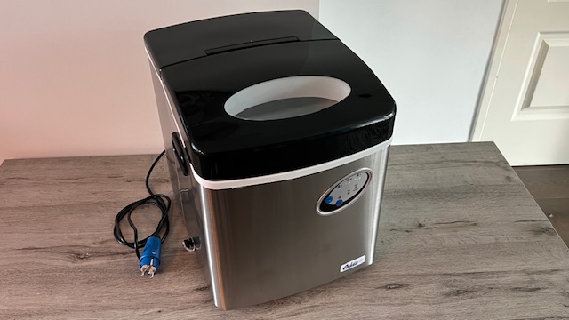 IJsblokjesmachine / IJsklontjes machine verhuur in Veenendaal, Rhenen, Elst UT, Ede en Lunteren.