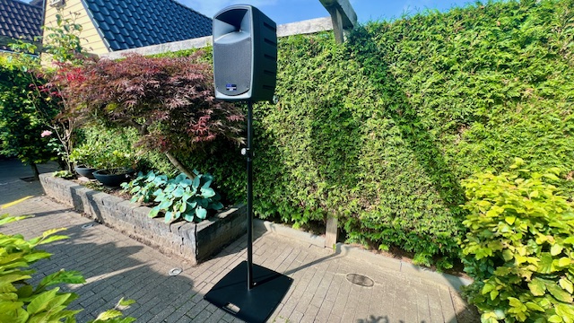 Accu luidspreker met draadloze microfoon of headset verhuur Accu luidspreker met draadloze microfoon of headset verhuur